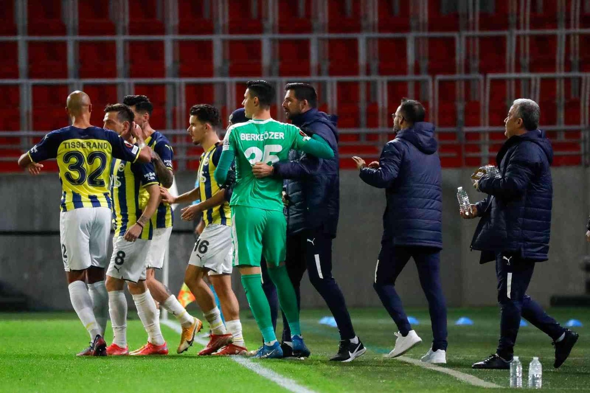Fenerbahçe, UEFA Avrupa Ligi D Grubu 4. haftasında deplasmanda Belçika ekibi Royal Antwerp\'i 3-0 yendi.