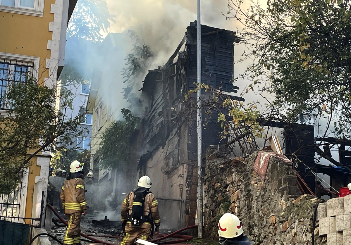 Üsküdar\'da iki katlı ahşap bina çıkan yangın nedeniyle çöktü