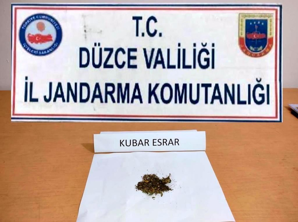 Uyuşturucu kullanıcıları yol kontrolünde yakalandı