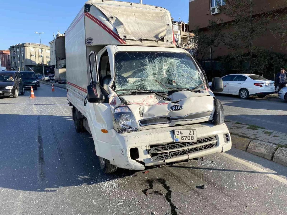 Zeytinburnu\'nda sıkışmalı trafik kazası: 1 yaralı