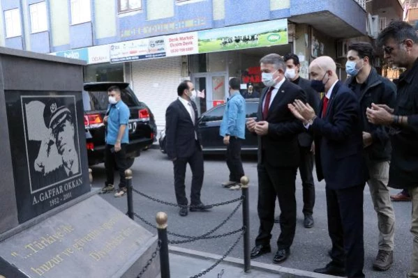 15 Temmuz gazisi Cumhurbaşkanı Başdanışmanı Aslan'dan HDP önündeki ailelere ziyaret