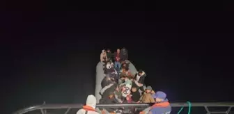 33 kaçak göçmen batmak üzereyken kurtarıldı