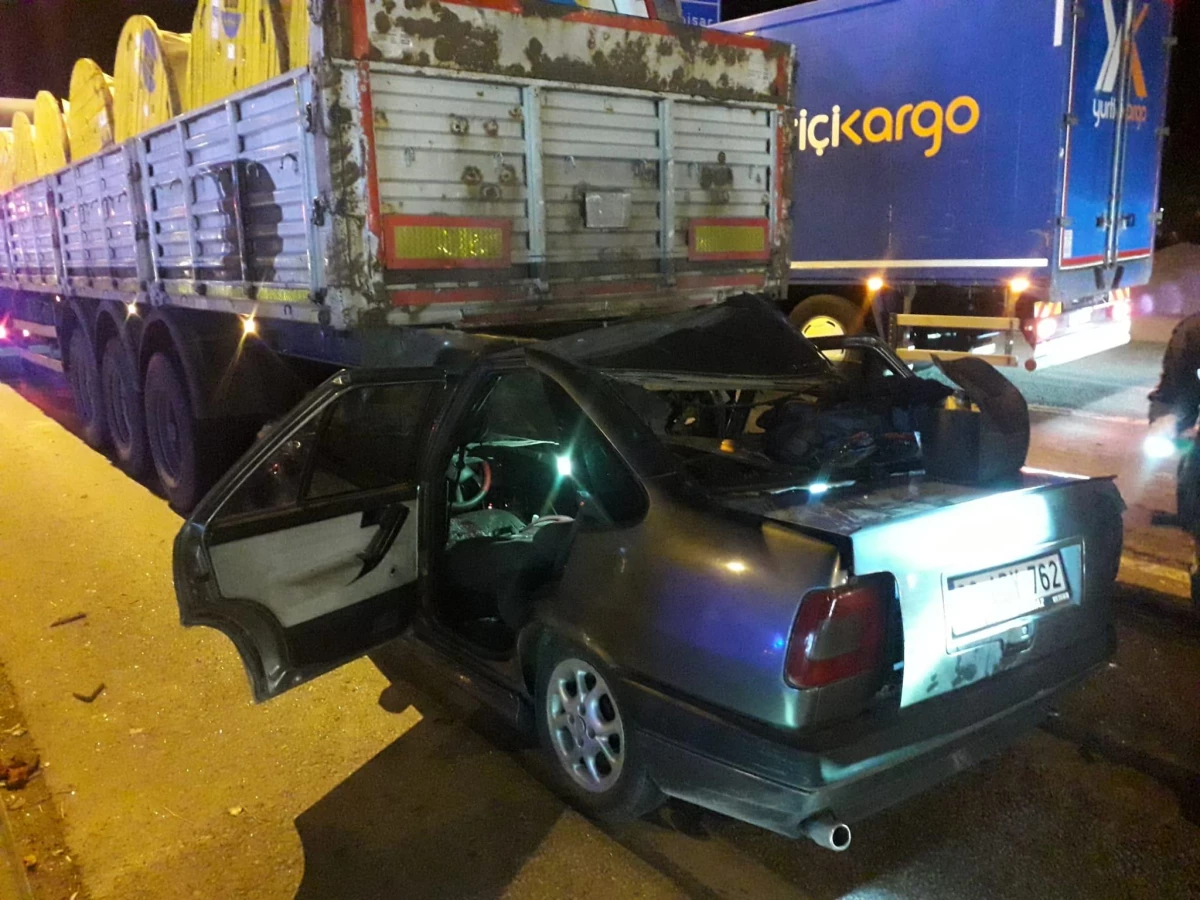 Afyonkarahisar\'da tıra arkadan çarpan otomobildeki 2 kişi yaralandı