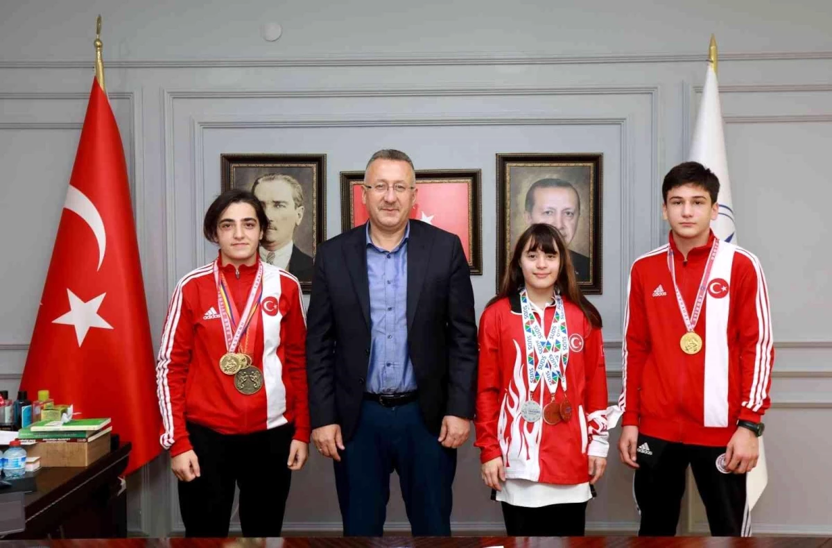 Başarılı sporcular madalyaları ile Başkan Işıksu\'yu ziyaret ettiler