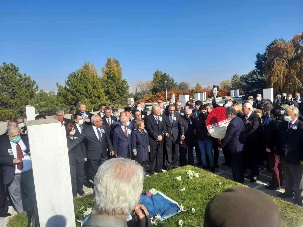 Bülent Ecevit mezarı başında DSP\'nin düzenlediği törenle anıldı