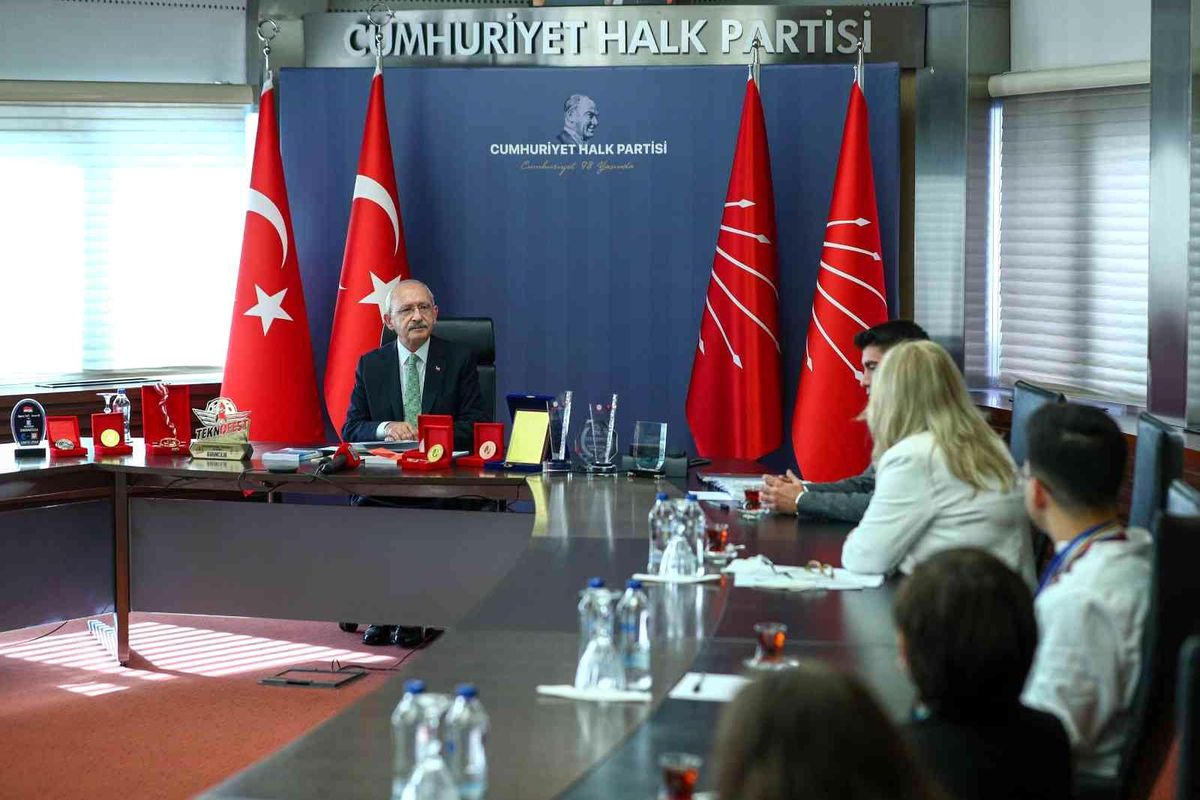 CHP Lideri Buca\'nın bilim üssünü tebrik etti