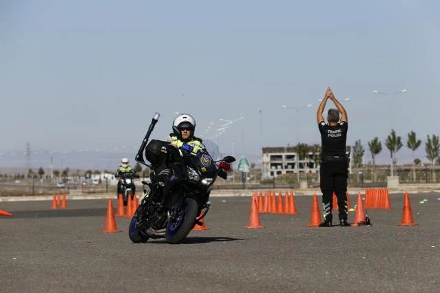 Son dakika haber | DİYARBAKIR - Eğitim alan polisler, motosikletle gösteri yaptı