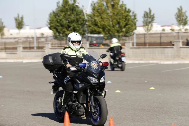 Son dakika haber | DİYARBAKIR - Eğitim alan polisler, motosikletle gösteri yaptı