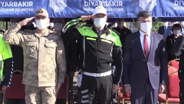 Son dakika haber | DİYARBAKIR - Eğitim alan polisler, motosikletle gösteri yaptı