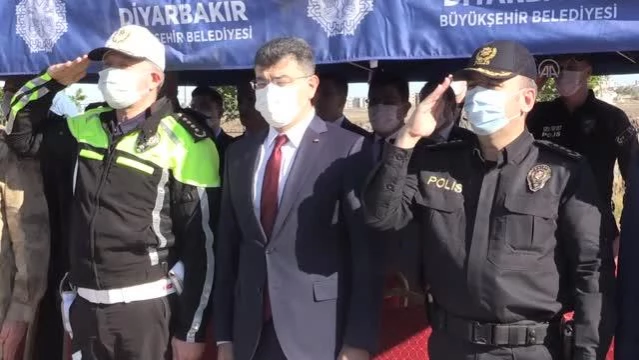 Son dakika haber | DİYARBAKIR - Eğitim alan polisler, motosikletle gösteri yaptı