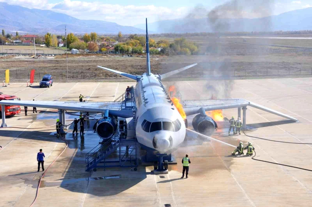 Erzincan\'daki havalimanında uçak kazası tatbikatı gerçekleştirildi