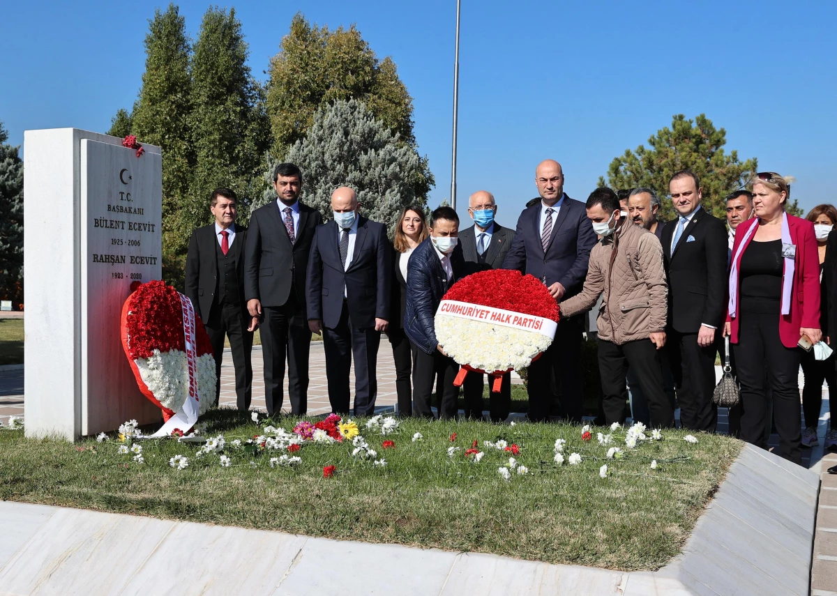 Eski başbakanlardan Bülent Ecevit, kabri başında anıldı