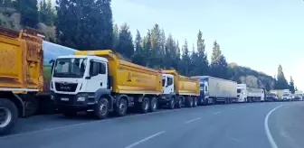 Feribot seferleri durdu, kilometrelerce araç kuyruğu oluştu