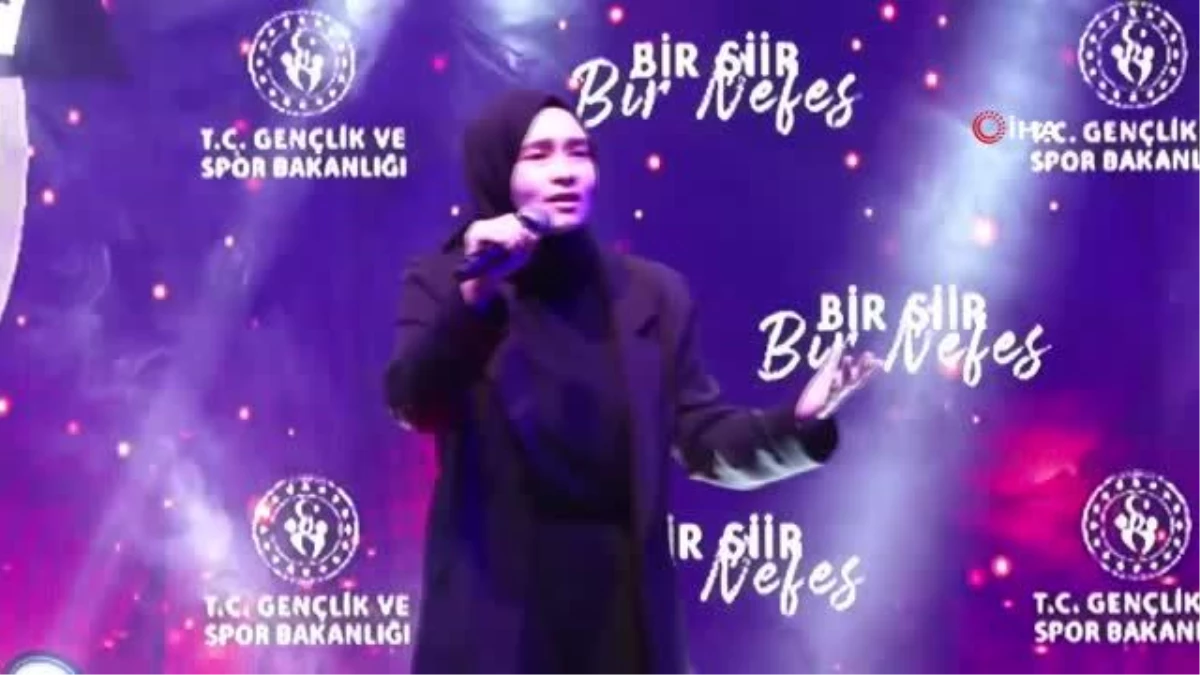 Gül Betül Kutlu, şiir okuma yarışmasında Türkiye şampiyonu oldu