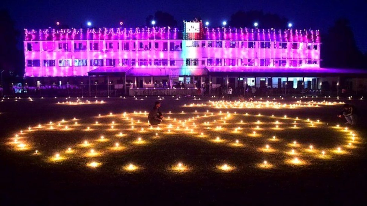 Hindistan\'da ışık festivali Diwali yine Covid\'in gölgesinde yapılıyor