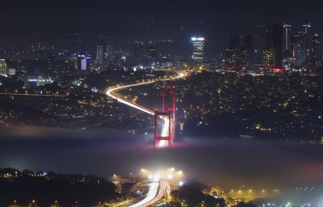 İstanbul'a çöken sis kartpostallık görüntüler ortaya çıkardı