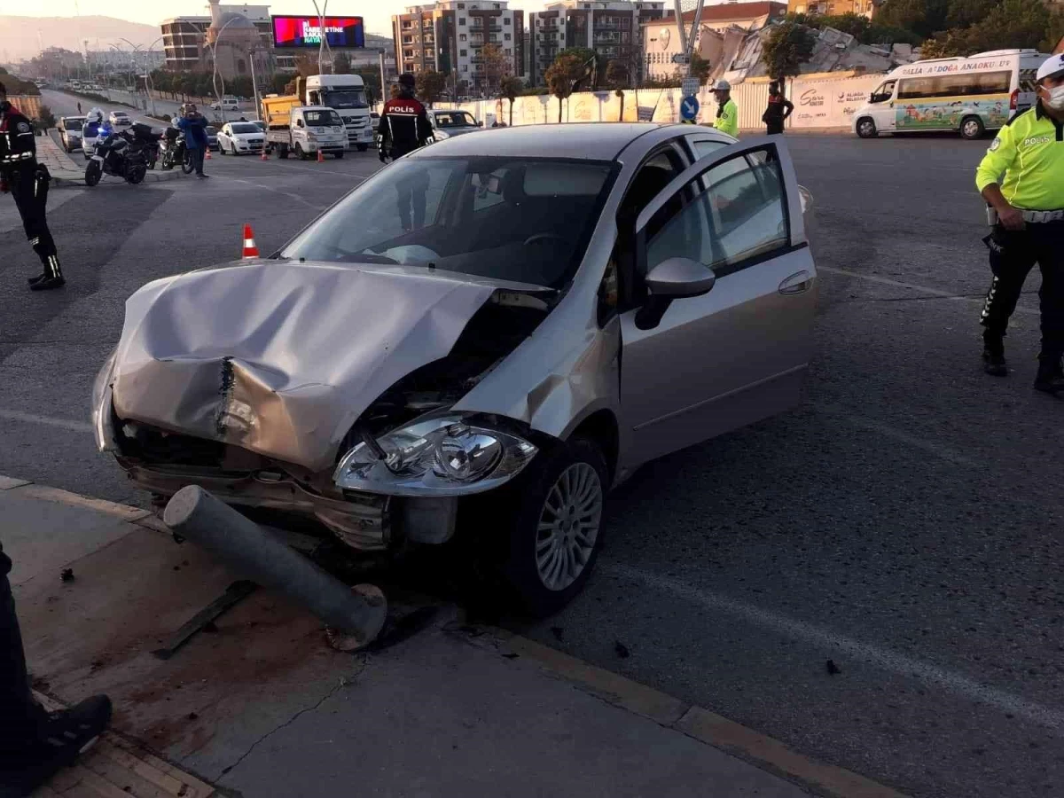 İzmir\'de ticari taksi ile otomobil çarpıştı: 4 yaralı