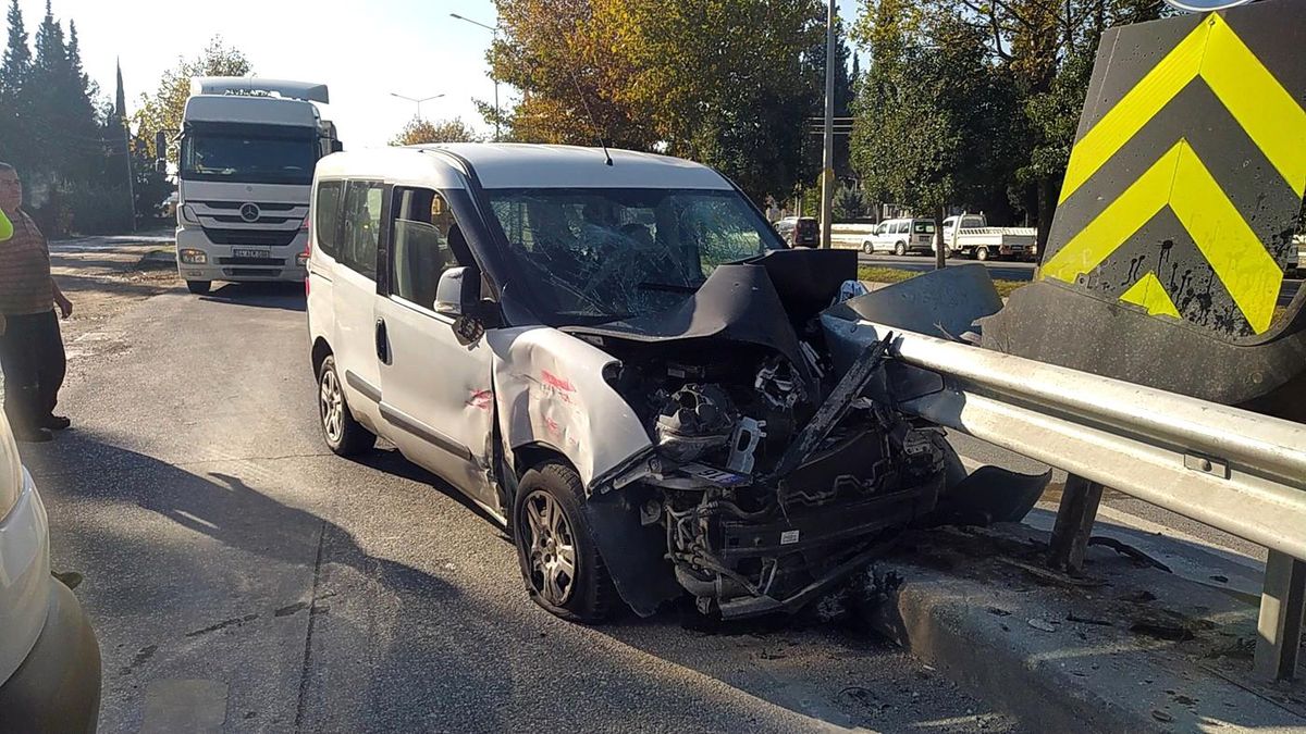 Kamyonete çarpan araç bariyerlere ok gibi saplandı: 4 yaralı