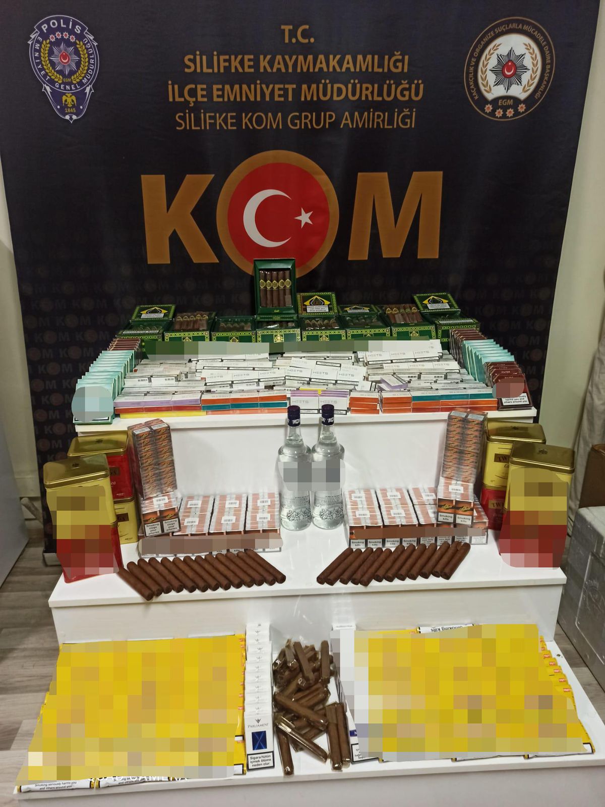 KKTC\'den Mersin\'e gelen 4 yolcunun çantasında kaçak tütün ürünleri bulundu