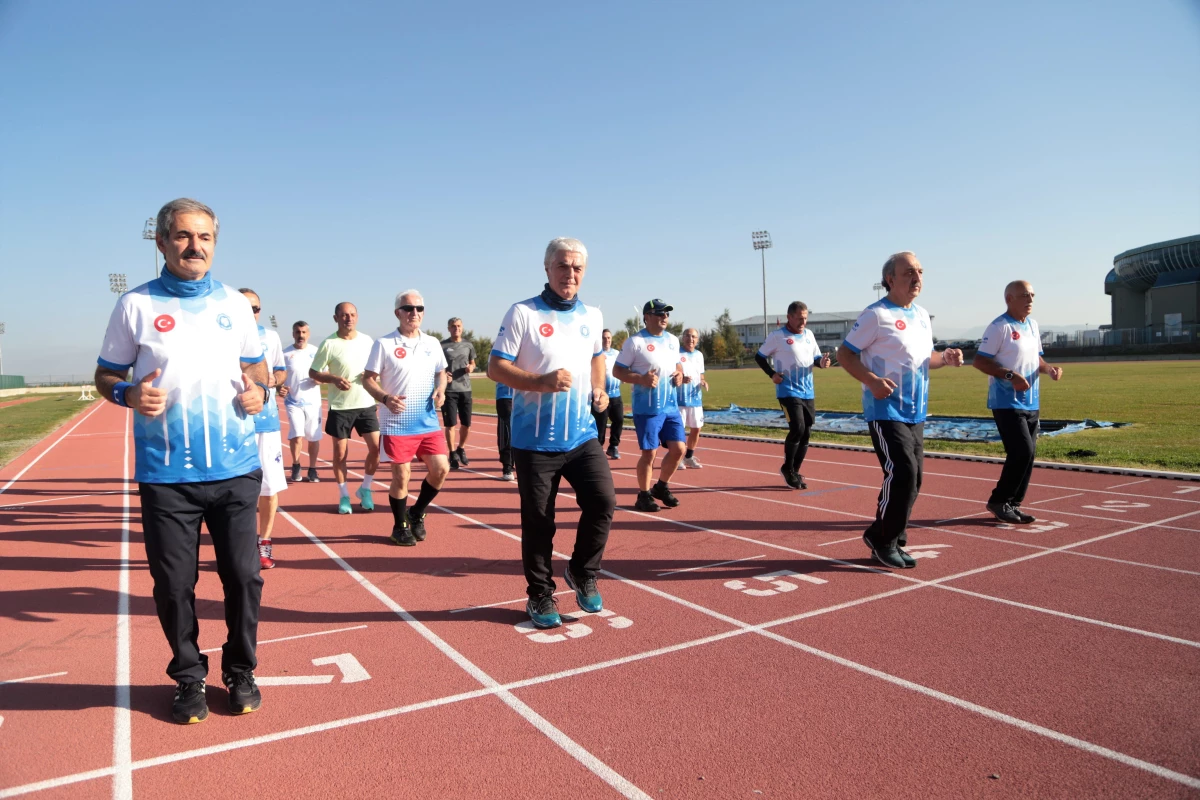 Maratona hazırlanan "Çılgın Dadaşlar" spor tutkularıyla gençlere taş çıkartıyor