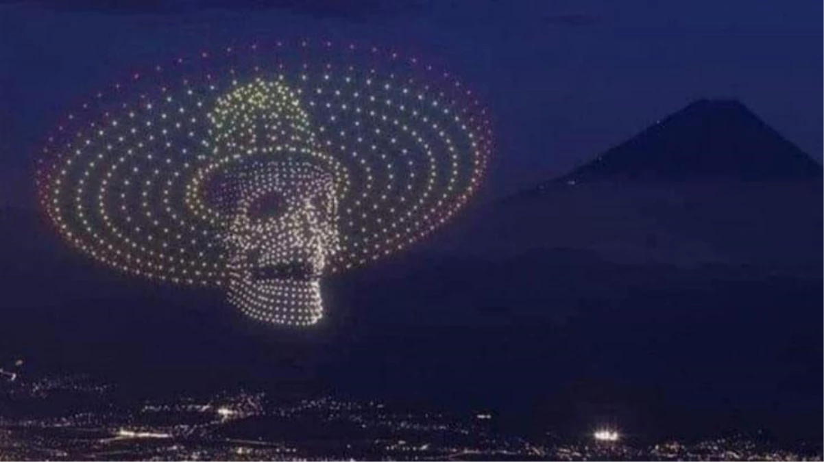 Meksika\'daki Ölüler Günü kutlamalarında gökyüzünde şapkalı kurukafanın belirdiği iddiası