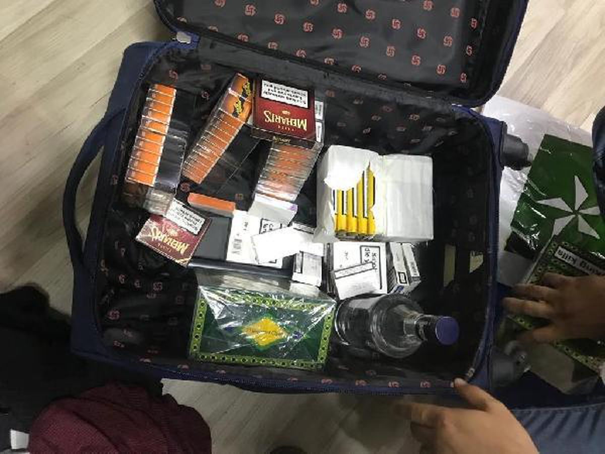Mersin\'de gümrük kaçağı ürünler ele geçirildi; 4 gözaltı