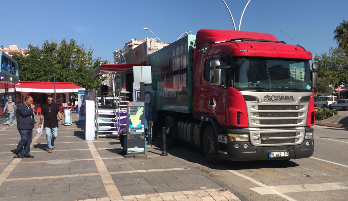 "Narkotır" uyuşturucunun zararlarına dikkati çekmek için Adana\'da