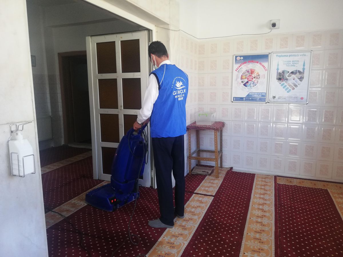 Pazaryeri Gençlik Merkezi gönüllüleri ortak kullanım alanlarında temizlik yapıyor