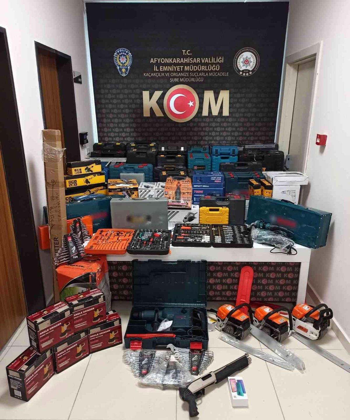 Polis baskın yaptığı yerde nereye elini attıysa kaçak makine buldu