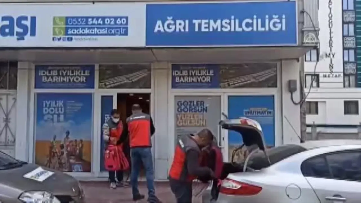 Sadakataşı Derneği köy öğrencilerini kırtasiye yardımlarıyla sevindirdi