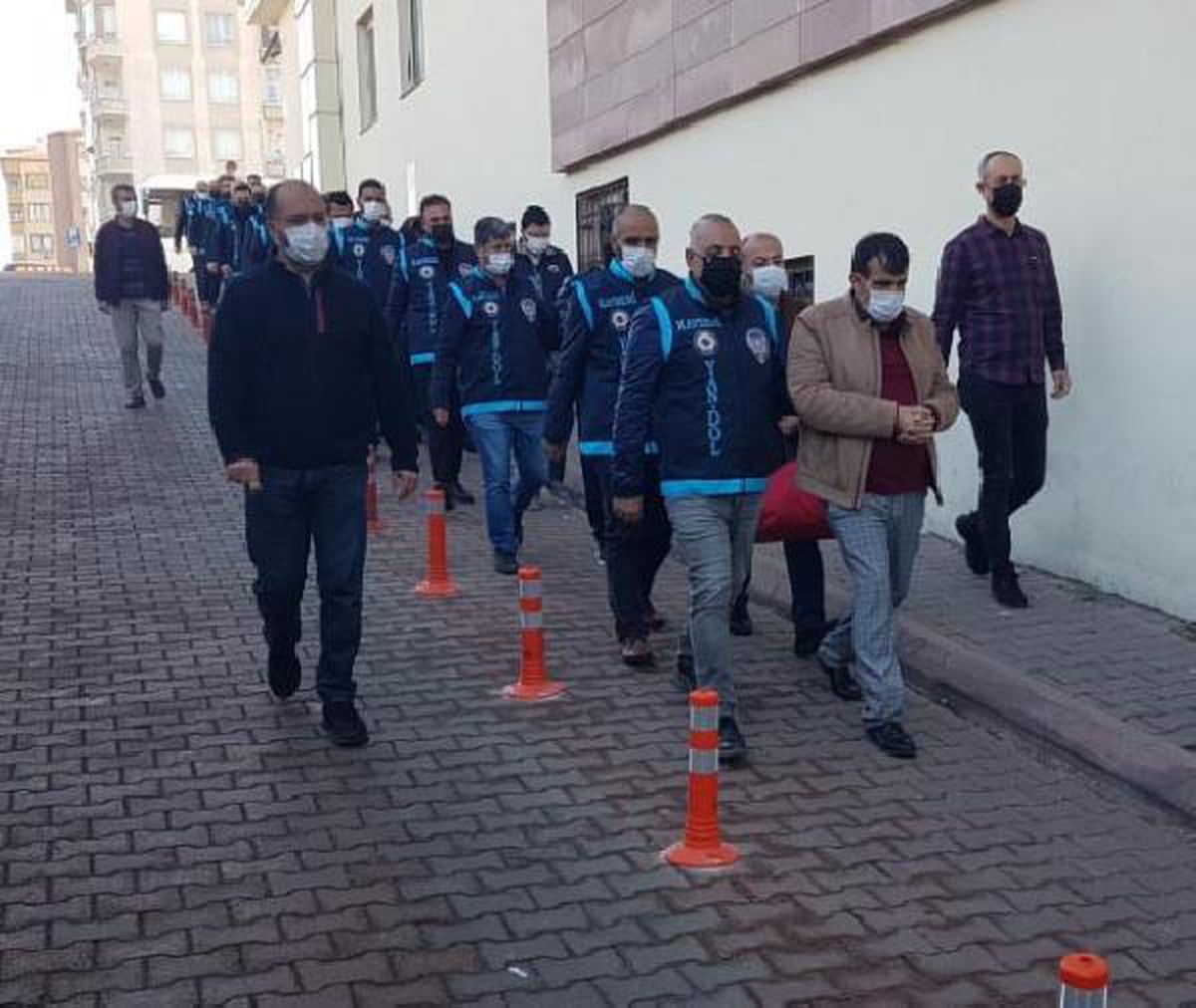 Sahte çeklerle 68 kişiyi 7,5 milyon TL dolandıran 16 şüpheli yakalandı