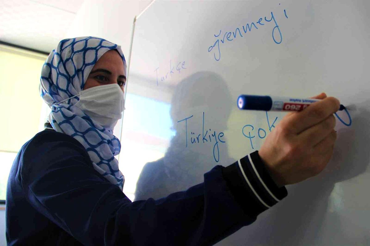 Savaştan kaçtı, Türkiye\'ye sığındı