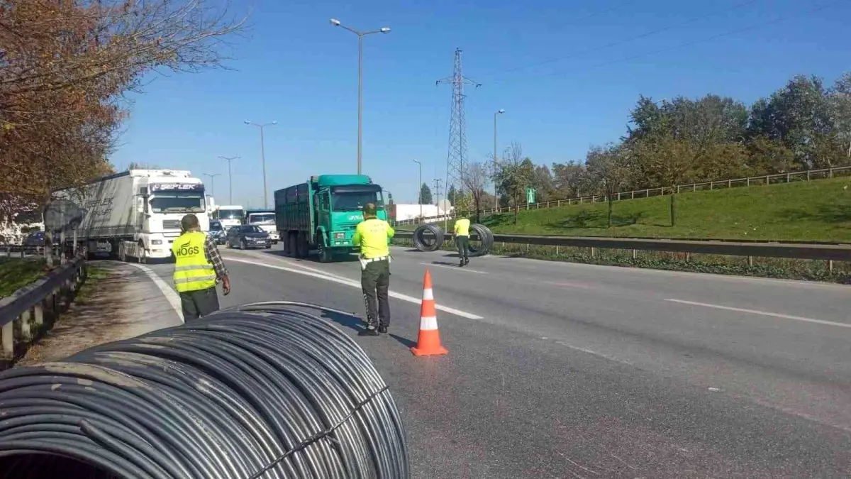 Seyir halindeyken dorsesinden düşen borular trafiği tehlikeye attı