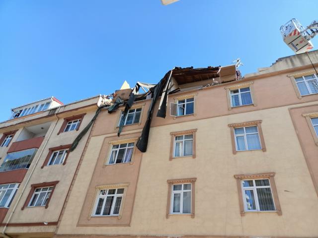 Sultangazi'de 5 katlı binanın en üst katında patlama meydana geldi