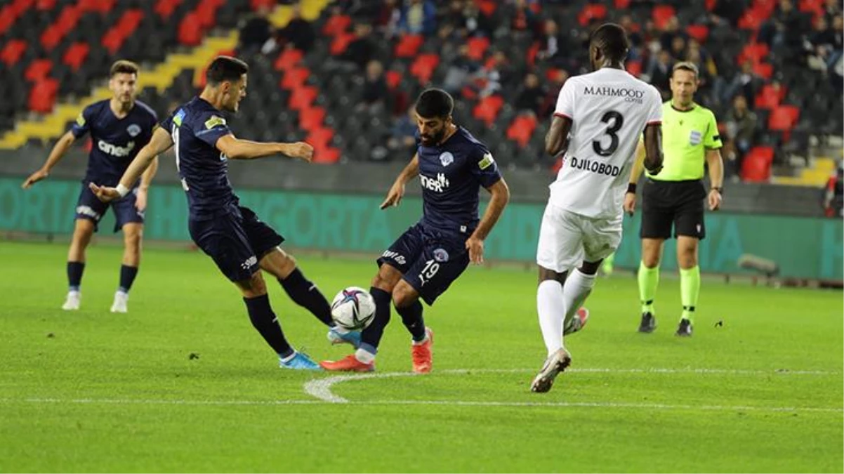 Süper Lig maçında skandal hata! Maçı erken bitiren hakem, futbolcuları duştan çıkartıp sahaya çağırdı