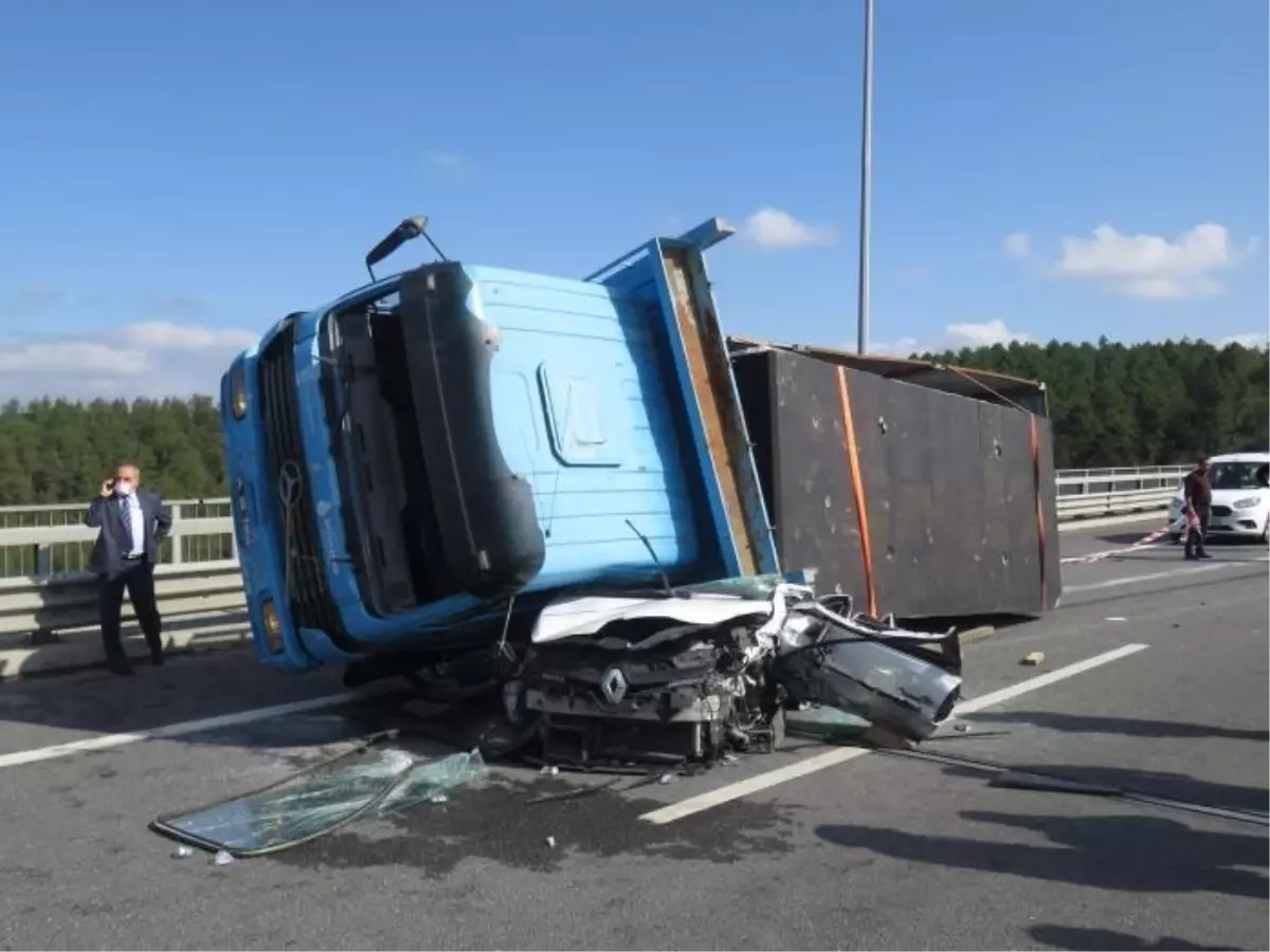 Beton blok yüklü kamyonun, otomobilin üstüne devrildiği korkunç kazanın görüntüleri çıktı