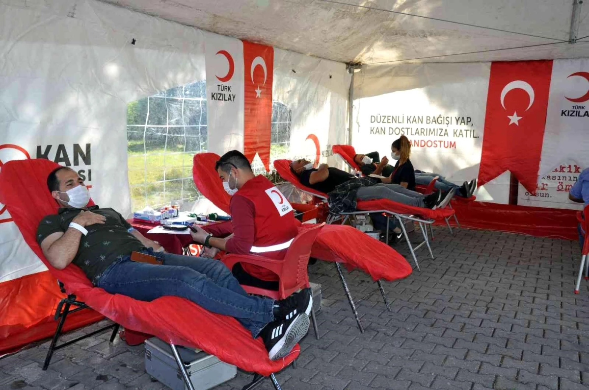 Tarsus Belediyesi çalışanlarından Kızılay\'a kan bağışı