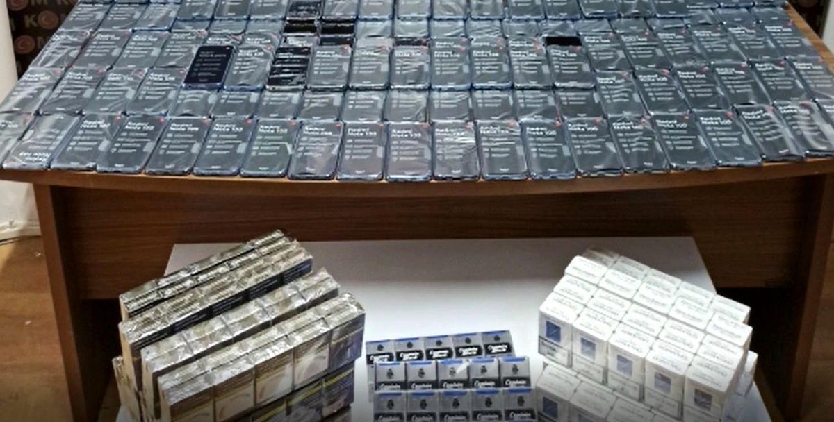 Tır\'da kaçak telefon ve sigara ele geçirildi