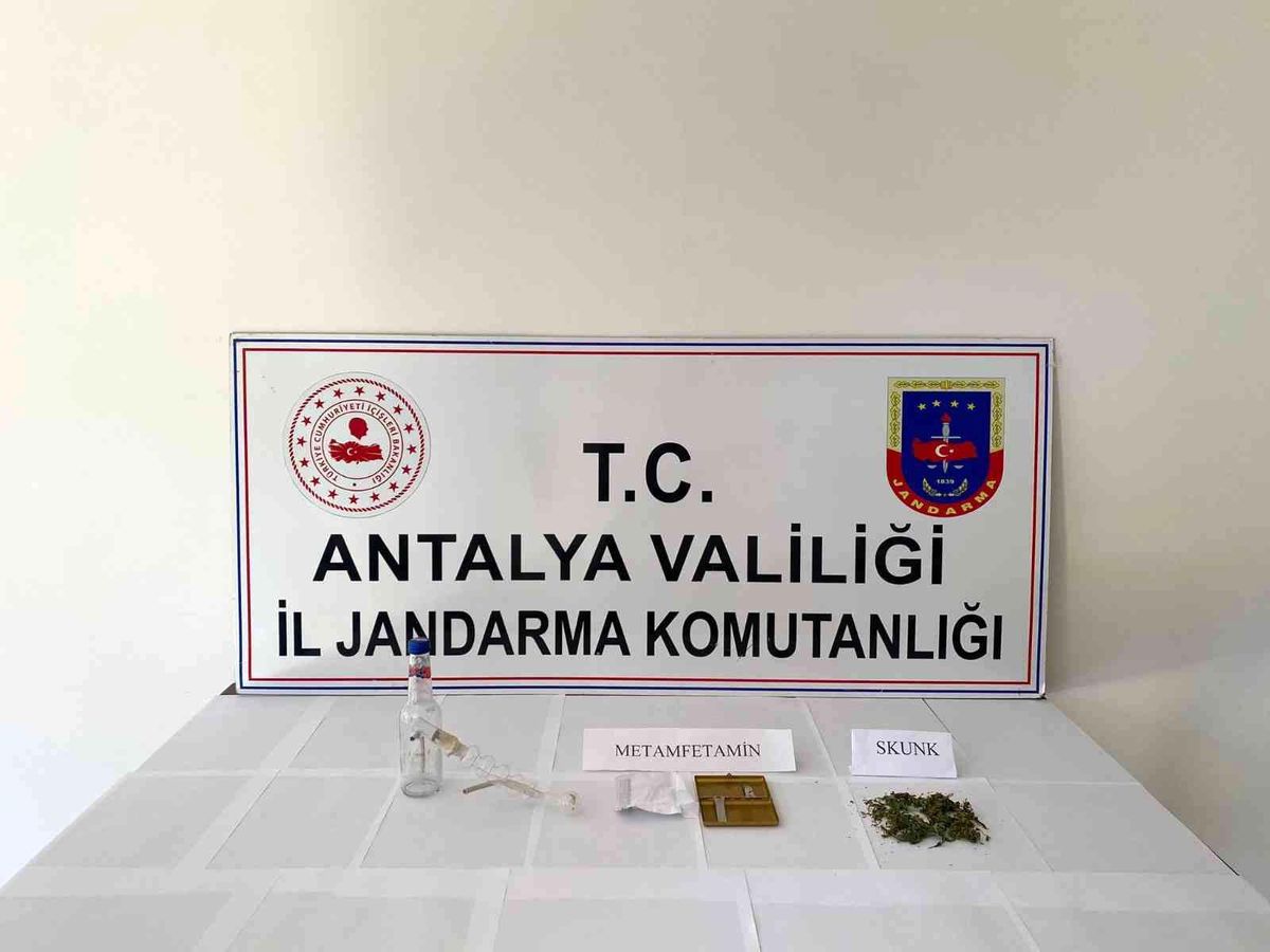 Son dakika haberi! Uyuşturucu operasyonuna gittikleri evde 2 ayrı suç dosyasından aranan zanlıyı yakaladılar