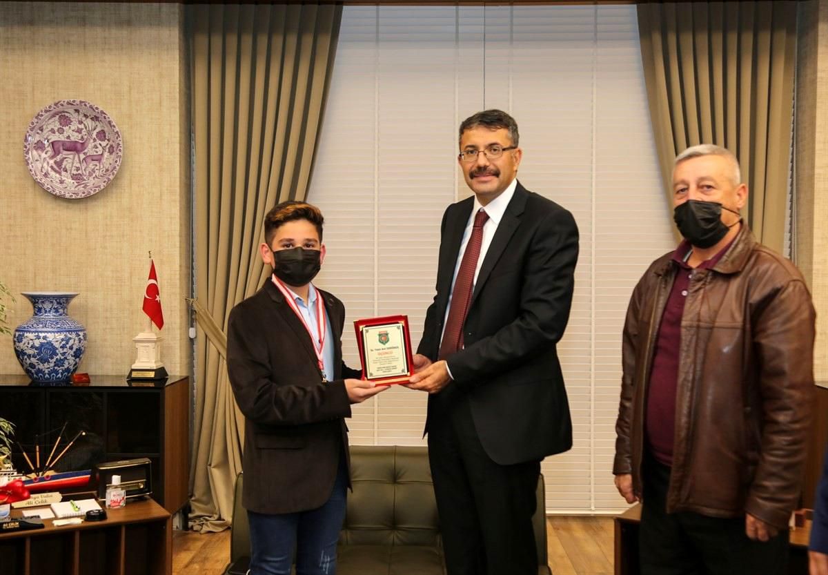 Vali Ali Çelik, Türkiye üçüncüsü Yasin Anıl Demirkol\'u ağırladı