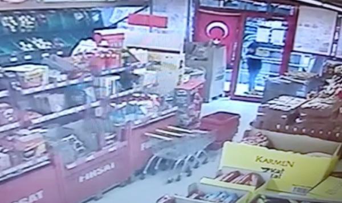Vali Karaloğlu, marketin kapısında asılı Türk bayrağını öpen Enes\'i misafir etti