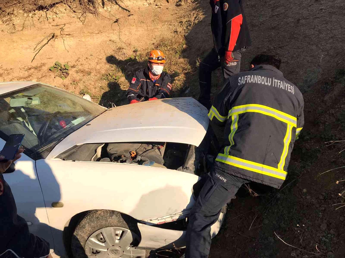 Yoldan çıkan otomobil toprak yığına çarptı: 1 yaralı