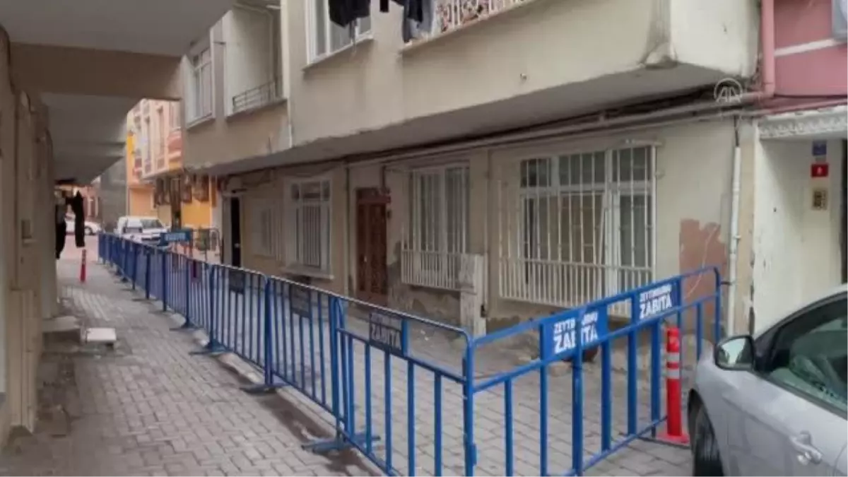 Zeytinburnu\'nda zemin katında çökme olan bina ile bitişiğindeki apartman mühürlendi