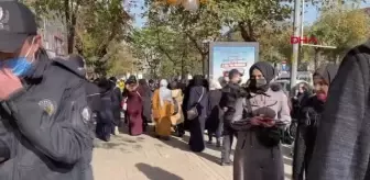 Açılışa özel kampanya yapan mağazada izdiham