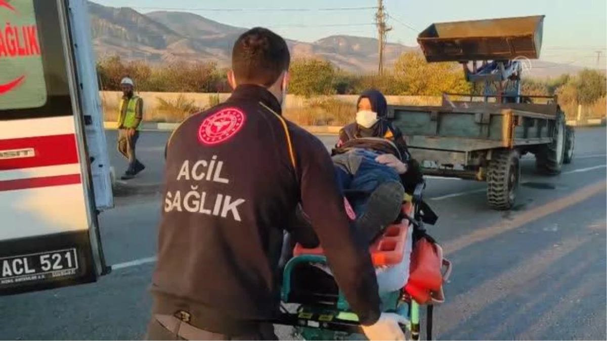 Alaşehir\'de traktör ile minibüsün çarpışması sonucu 3 kişi yaralandı