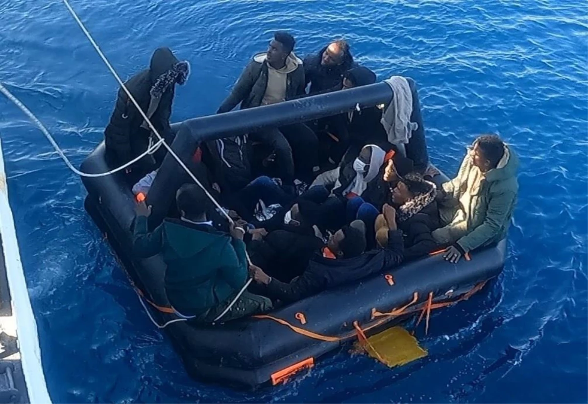 Balıkesir açıklarında Türk kara sularına itilen 54 düzensiz göçmen kurtarıldı