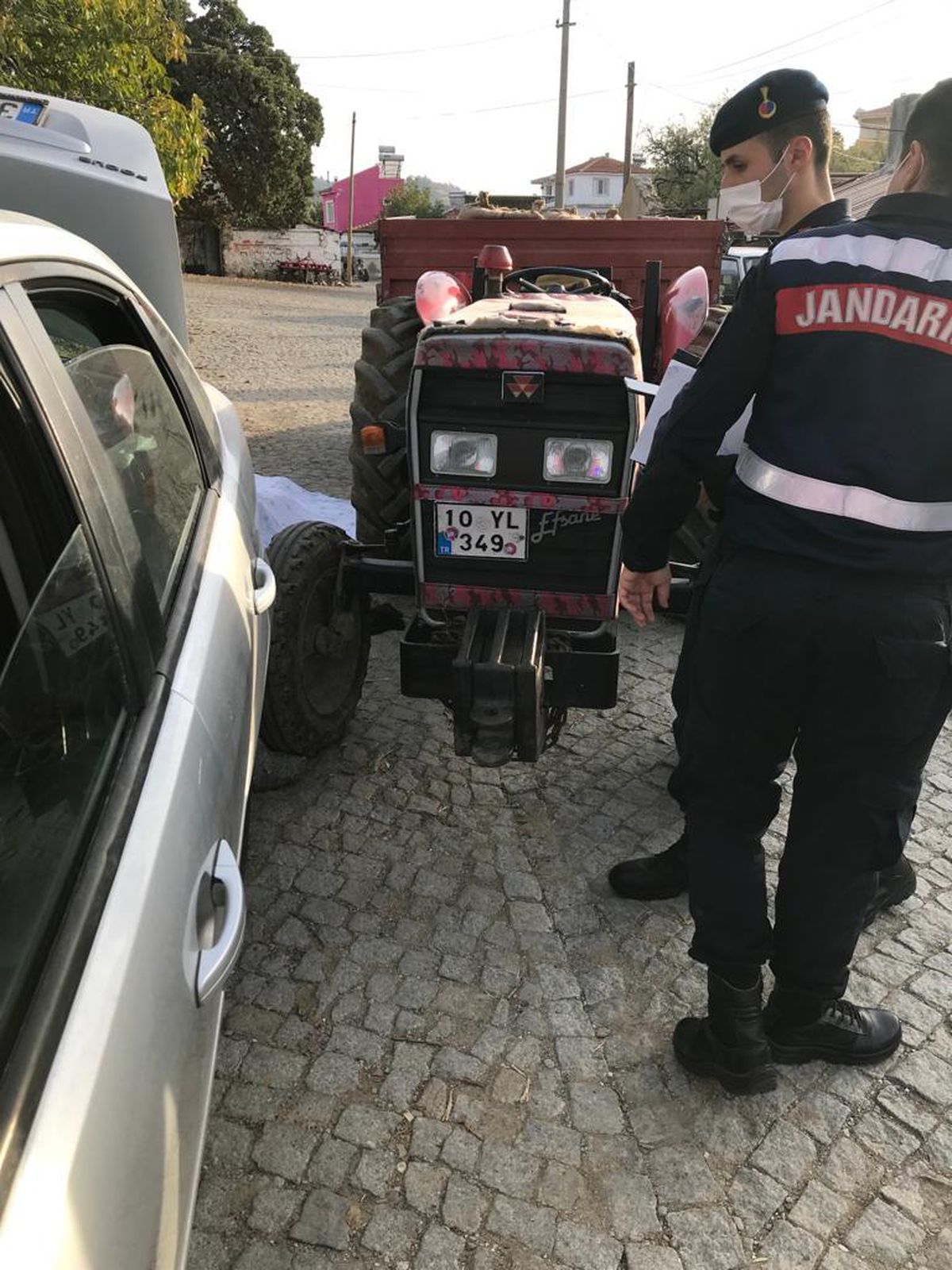 Balıkesir\'de el freni çekilmeyen traktörü durdurmaya çalışan sürücü öldü