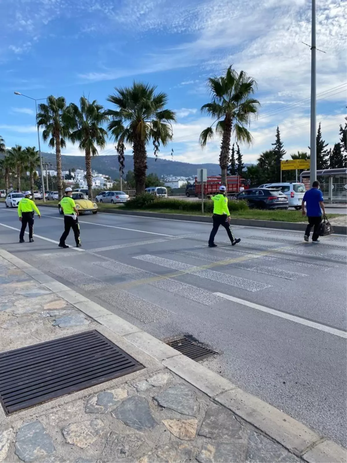 Bodrum\'da polis ekiplerinden "yaya geçidi" uygulaması