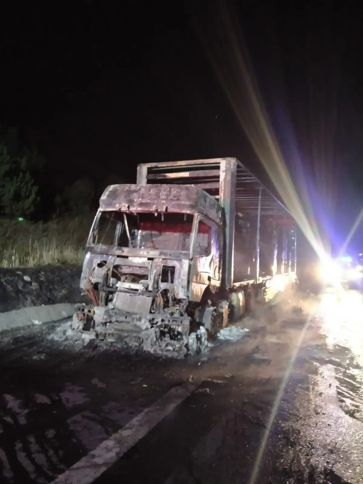 Bolu\'da kağıt yüklü tır yanarak kullanılamaz hale geldi