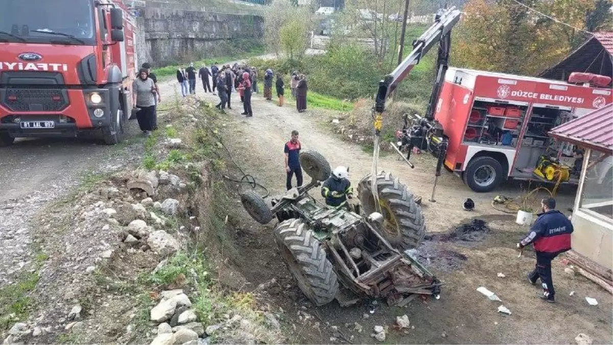 Düzce\'de devrilen traktörün altında kalan kişi öldü, sürücü yaralandı